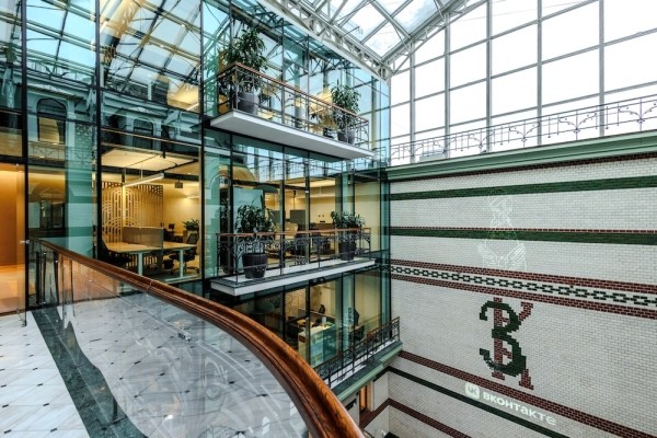 
            ВКонтакте завершила реновацию штаб-квартиры в Доме Зингера в Санкт-Петербурге
        