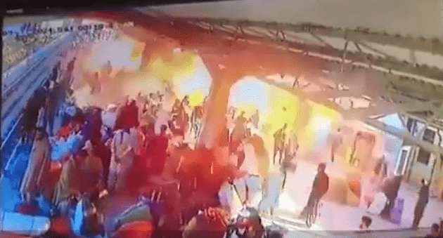 Смертник совершил теракт на вокзале в Пакистане — 24 человека погибли
Смертник совершил теракт на вокзале в Пакистане — 24 человека погибли